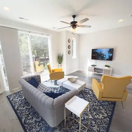 Apartment 4 Story Queen Retreat! New! Walk To Downtown!