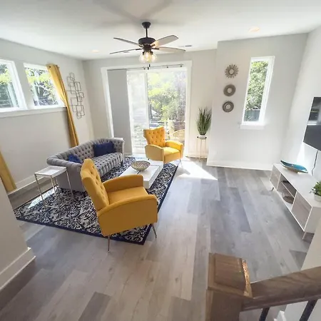4 Story Queen Retreat! New! Walk To Downtown! *