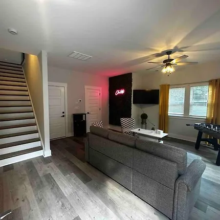 Apartment 4 Story Queen Retreat! New! Walk To Downtown! *