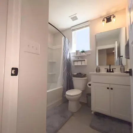 4 Story Queen Retreat! New! Walk To Downtown!