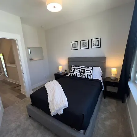 4 Story Queen Retreat! New! Walk To Downtown! Apartment *