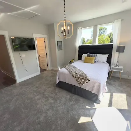 4 Story Queen Retreat! New! Walk To Downtown! *