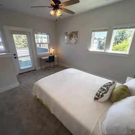 4 Story Queen Retreat! New! Walk To Downtown!