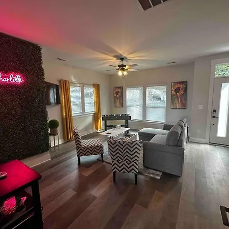 4 Story Queen Retreat! New! Walk To Downtown! *