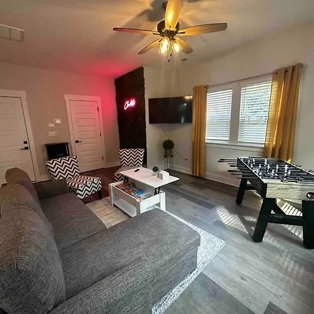4 Story Queen Retreat! New! Walk To Downtown! Apartment *
