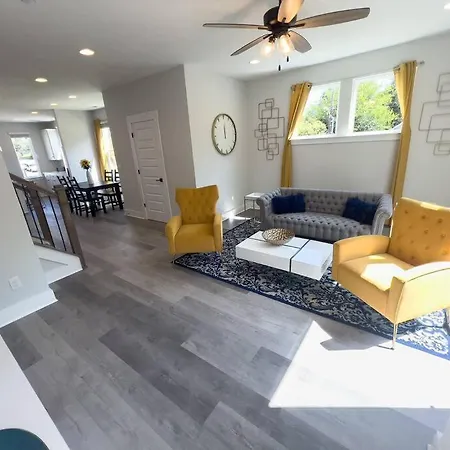 Apartment 4 Story Queen Retreat! New! Walk To Downtown!