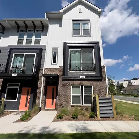 Apartment 4 Story Queen Retreat! New! Walk To Downtown! *