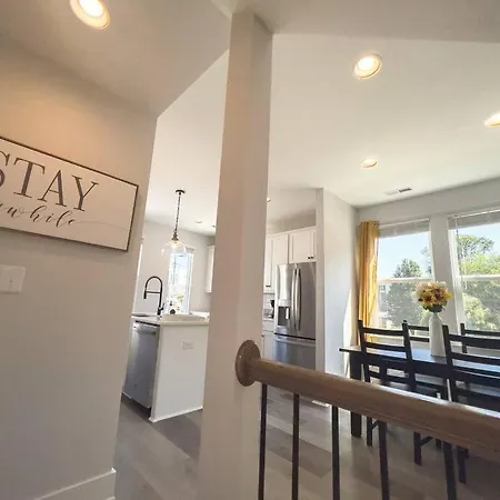 4 Story Queen Retreat! New! Walk To Downtown!