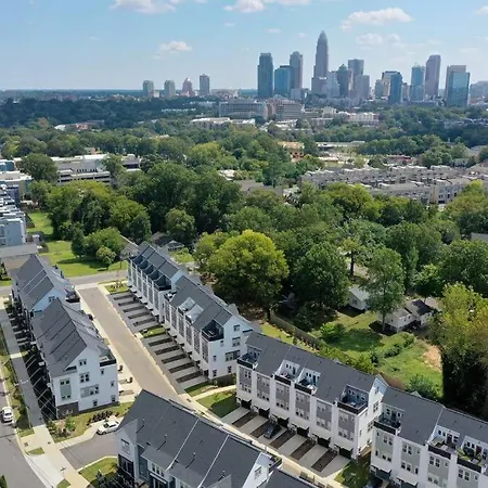 Apartment 4 Story Queen Retreat! New! Walk To Downtown! *