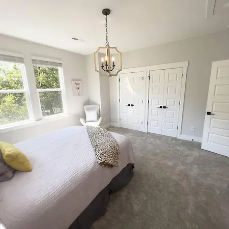4 Story Queen Retreat! New! Walk To Downtown! Apartment