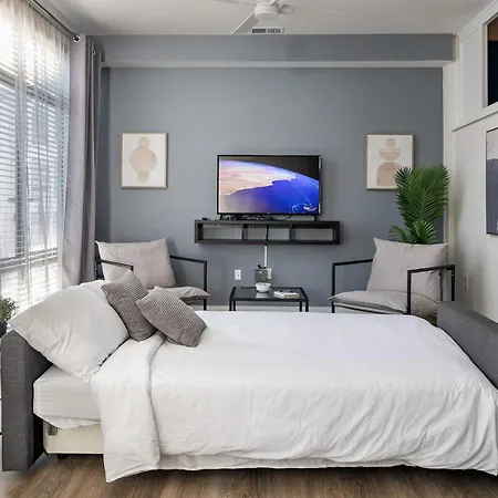 Spacious 2bd With Private Balcony And Free Parking Charlotte