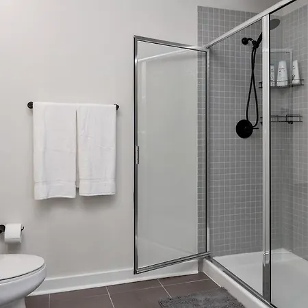 Apartment Spacious 2bd With Private Balcony And Free Parking *