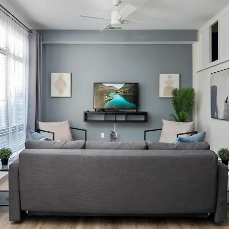 Spacious 2bd With Private Balcony And Free Parking Apartment *