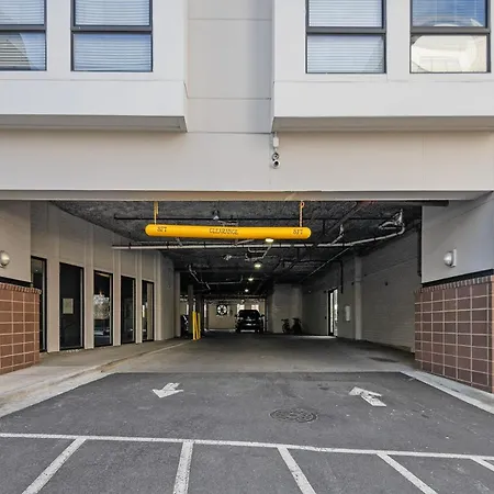 Apartment Spacious 2bd With Private Balcony And Free Parking *