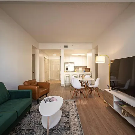 Uptown Style Apartment *