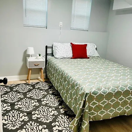 Comfy Lower Lvl With Jetted Tub Near Uptown And Unc