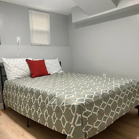 Comfy Lower Lvl With Jetted Tub Near Uptown And Unc