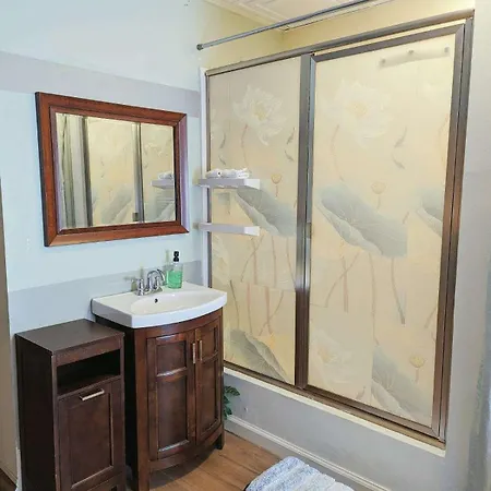 Uptown Area, Cozy King Suite, Quiet And Private, Free Parking, Walk To Restaurants