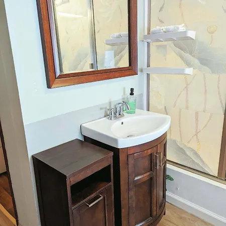 Uptown Area, Cozy King Suite, Quiet And Private, Free Parking, Walk To Restaurants