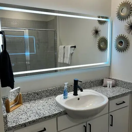 1 Bedroom Townhouse In Uptown Apartment *