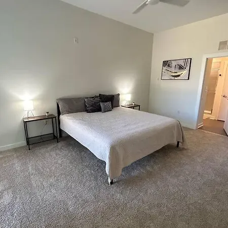 1 Bedroom Townhouse In Uptown *