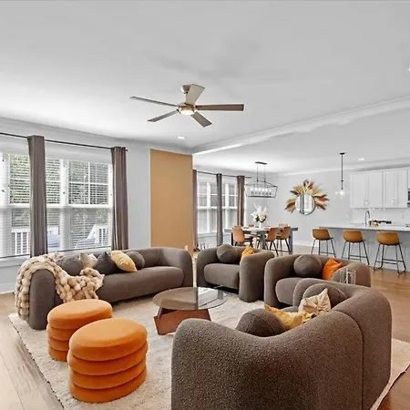 Holiday home Luxurious, Sleeps13, Spacious, 5 Mins To Uptown Charlotte