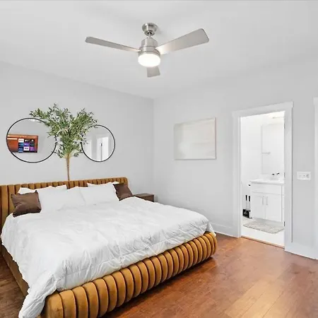 Luxurious, Sleeps13, Spacious, 5 Mins To Uptown Holiday home Charlotte