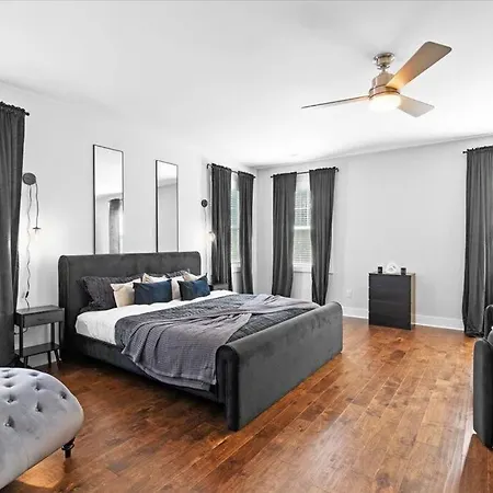 Holiday home Luxurious, Sleeps13, Spacious, 5 Mins To Uptown Charlotte