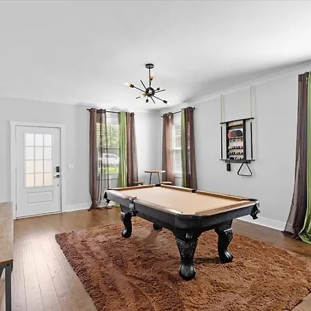 Luxurious, Sleeps13, Spacious, 5 Mins To Uptown Holiday home *