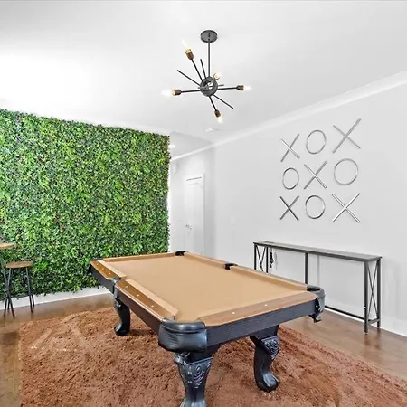 Holiday home Luxurious, Sleeps13, Spacious, 5 Mins To Uptown