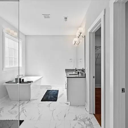 Luxurious, Sleeps13, Spacious, 5 Mins To Uptown * Charlotte