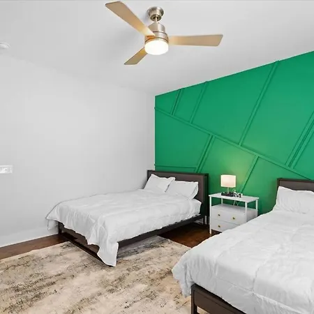Luxurious, Sleeps13, Spacious, 5 Mins To Uptown