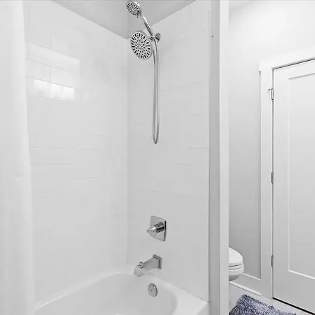 Luxurious, Sleeps13, Spacious, 5 Mins To Uptown Holiday home Charlotte