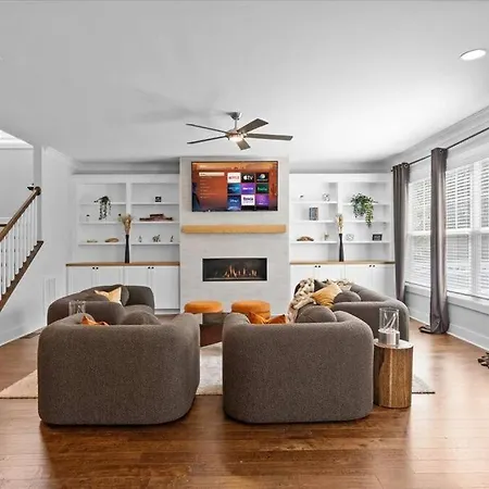 Luxurious, Sleeps13, Spacious, 5 Mins To Uptown *