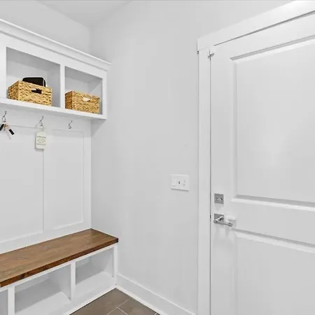 Luxurious, Sleeps13, Spacious, 5 Mins To Uptown * Charlotte
