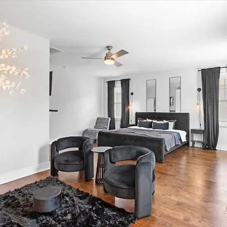 Luxurious, Sleeps13, Spacious, 5 Mins To Uptown
