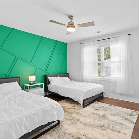 Luxurious, Sleeps13, Spacious, 5 Mins To Uptown Holiday home