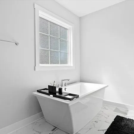 Holiday home Luxurious, Sleeps13, Spacious, 5 Mins To Uptown