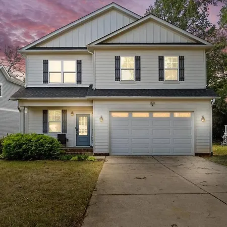 Luxurious, Sleeps13, Spacious, 5 Mins To Uptown Holiday home Charlotte