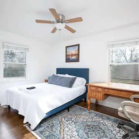 Beautiful Wooded In Popular Southpark Holiday home Charlotte