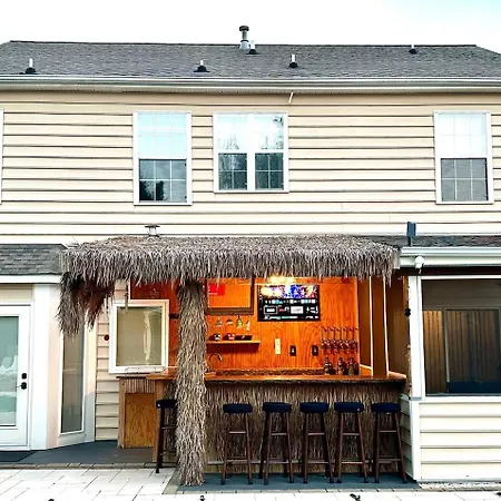 Tropical Oasis With Tiki Bar, Firepit, Seasonal Pool *