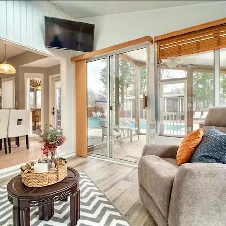 Tropical Oasis With Tiki Bar, Firepit, Seasonal Pool Apartment Charlotte