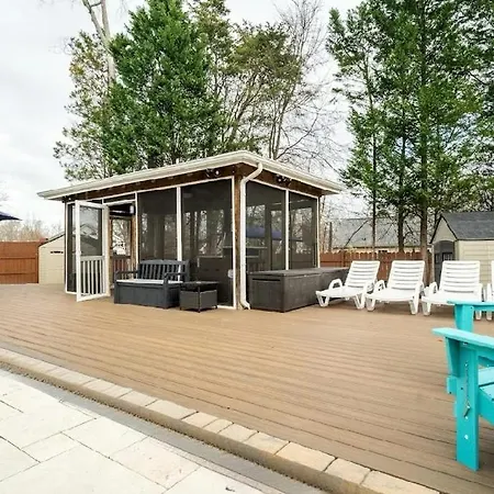 Tropical Oasis With Tiki Bar, Firepit, Seasonal Pool