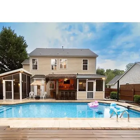 Tropical Oasis With Tiki Bar, Firepit, Seasonal Pool *