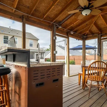 Apartment Tropical Oasis With Tiki Bar, Firepit, Seasonal Pool