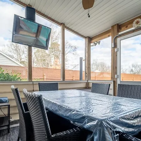 Tropical Oasis With Tiki Bar, Firepit, Seasonal Pool Apartment *