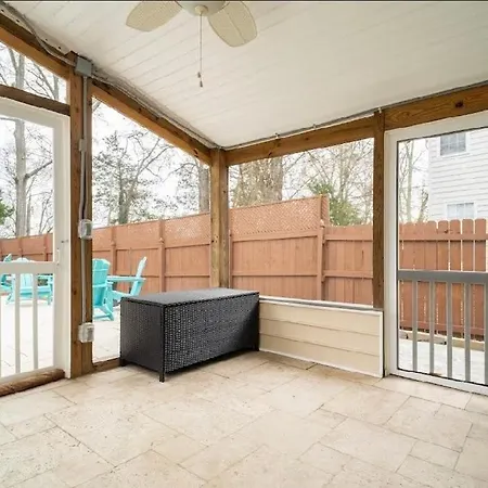Tropical Oasis With Tiki Bar, Firepit, Seasonal Pool *