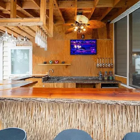 Tropical Oasis With Tiki Bar, Firepit, Seasonal Pool Apartment Charlotte