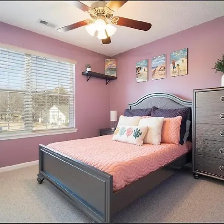 Tropical Oasis With Tiki Bar, Firepit, Seasonal Pool Apartment Charlotte