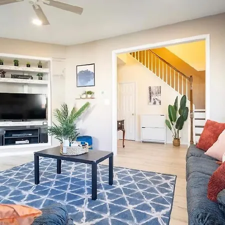 Tropical Oasis With Tiki Bar, Firepit, Seasonal Pool Apartment